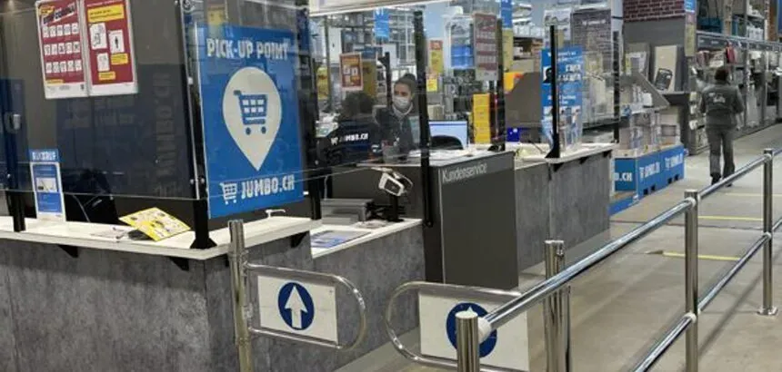 Von der Hescam Schreinerei AG gefertigte Kundenservice-Theke in einem Jumbo-Markt
